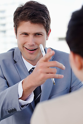 포토 JPG 해외이미지 백인 여자 남자 앉기 손짓 상반신 성인 두명 사무실 비즈니스맨 비즈니스우먼 자신감 면접 지원 성인만 해외202004 해외포토 서양인 감정 비즈니스 모션 사람 직장인 파일형식