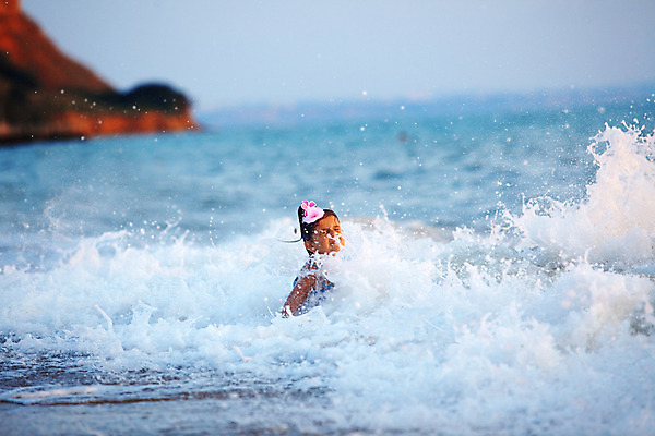 포토 JPG 해외이미지 라이프스타일 여자 행복 감정 어린이 파도 바다 포즈 장난 놀이 휴가 건강 한명 사람 야외 물 햇빛 일몰 거품 기쁨 육아 물방울 표현 씻기 저녁 위험 작음 초보 해외202004 해외포토 자연요소 1 컨셉 생활 태양 노을 청결 야간 크기 파일형식