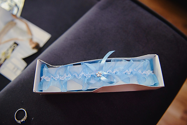 포토 JPG 해외이미지 손 드레스 옷 여자 꽃 리본 꽃다발 결혼 백그라운드 신발 결혼식 사랑 사람 이벤트 사람없음 유행 방 흰색 축하 화려 고급 우아함 닫기 보석 준비 약혼 들러리 베일 가터벨트 스타일 놓기 해외202004 해외포토 식물 감정 컬러 컨셉 모션 신체부위 벨트 광석 약속 하객 파일형식