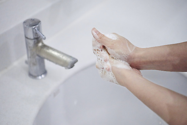 포토 JPG 손 여자 한명 20대 성인 신체부위 깨끗함 청결 거품 한국인 욕실 바이러스 위생 사회이슈 세면대 화장실 예방 감염 손씻기 손씻기방법 손세정제 성인여자한명만 코로나바이러스 델타변이바이러스 국내포토 1 컨셉 사람 동양인 청년 씻기 방법 세정제 여자한명만 성인여자만 파일형식