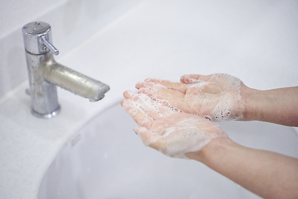 포토 JPG 손 여자 한명 20대 성인 신체부위 깨끗함 청결 거품 한국인 욕실 바이러스 위생 사회이슈 세면대 화장실 예방 감염 손씻기 손씻기방법 손세정제 성인여자한명만 코로나바이러스 델타변이바이러스 국내포토 1 컨셉 사람 동양인 청년 씻기 방법 세정제 여자한명만 성인여자만 파일형식