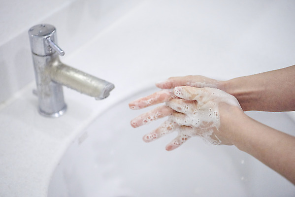 포토 JPG 손 여자 한명 20대 성인 신체부위 깨끗함 청결 거품 한국인 욕실 바이러스 위생 사회이슈 세면대 화장실 예방 감염 손씻기 손씻기방법 손세정제 성인여자한명만 코로나바이러스 델타변이바이러스 국내포토 1 컨셉 사람 동양인 청년 씻기 방법 세정제 여자한명만 성인여자만 파일형식