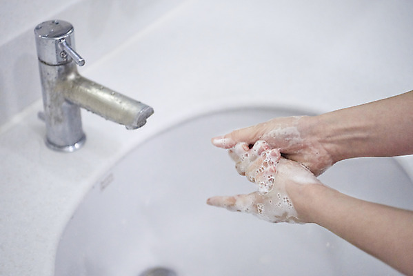 포토 JPG 손 여자 한명 20대 성인 신체부위 깨끗함 청결 거품 한국인 욕실 바이러스 위생 사회이슈 세면대 화장실 예방 감염 손씻기 손씻기방법 손세정제 성인여자한명만 코로나바이러스 델타변이바이러스 국내포토 1 컨셉 사람 동양인 청년 씻기 방법 세정제 여자한명만 성인여자만 파일형식