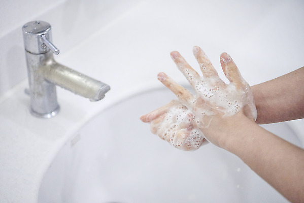 포토 JPG 손 여자 한명 20대 성인 신체부위 깨끗함 청결 거품 한국인 욕실 바이러스 위생 사회이슈 세면대 화장실 예방 감염 손씻기 손씻기방법 손세정제 성인여자한명만 코로나바이러스 델타변이바이러스 국내포토 1 컨셉 사람 동양인 청년 씻기 방법 세정제 여자한명만 성인여자만 파일형식