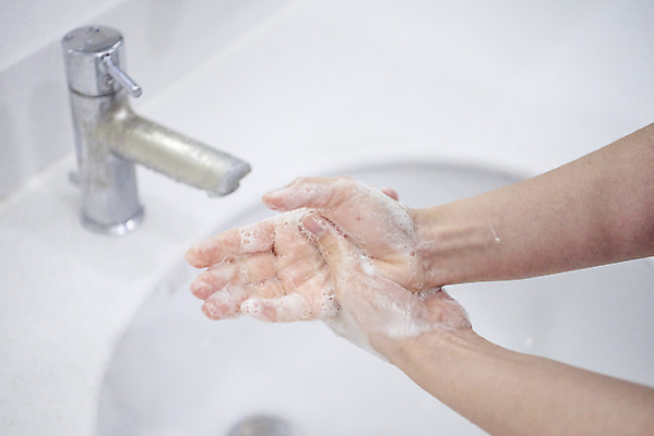 포토 JPG 손 여자 한명 20대 성인 신체부위 깨끗함 청결 거품 한국인 욕실 바이러스 위생 사회이슈 세면대 화장실 예방 감염 손씻기 손씻기방법 손세정제 성인여자한명만 코로나바이러스 델타변이바이러스 국내포토 1 컨셉 사람 동양인 청년 씻기 방법 세정제 여자한명만 성인여자만 파일형식