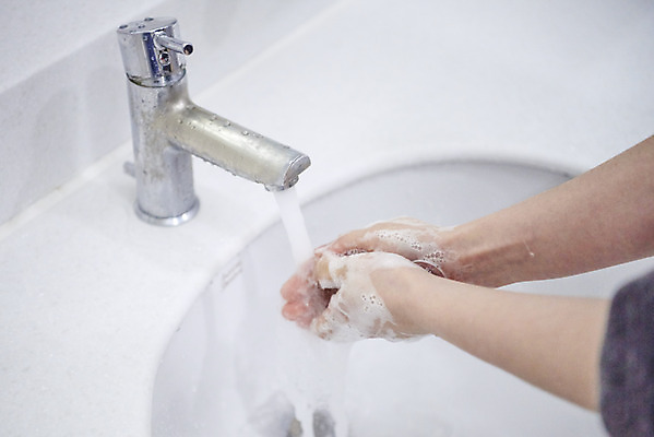 포토 JPG 손 여자 한명 20대 성인 신체부위 깨끗함 청결 거품 한국인 욕실 바이러스 위생 사회이슈 세면대 화장실 예방 감염 손씻기 손씻기방법 손세정제 성인여자한명만 코로나바이러스 델타변이바이러스 국내포토 1 컨셉 사람 동양인 청년 씻기 방법 세정제 여자한명만 성인여자만 파일형식