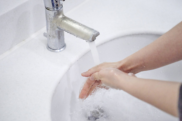 포토 JPG 손 여자 한명 20대 성인 신체부위 청결 한국인 욕실 바이러스 위생 사회이슈 세면대 화장실 예방 감염 손씻기 손씻기방법 성인여자한명만 코로나바이러스 델타변이바이러스 국내포토 1 컨셉 사람 동양인 청년 씻기 방법 여자한명만 성인여자만 파일형식