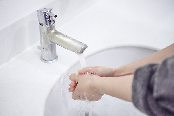 포토 JPG 손 여자 한명 20대 성인 신체부위 청결 한국인 욕실 바이러스 위생 사회이슈 세면대 화장실 예방 감염 손씻기 손씻기방법 성인여자한명만 코로나바이러스 델타변이바이러스 국내포토 1 컨셉 사람 동양인 청년 씻기 방법 여자한명만 성인여자만 파일형식