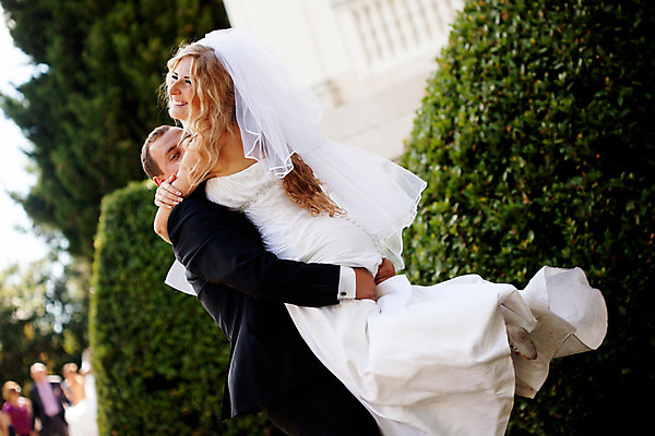 포토 JPG 해외이미지 주간 전신 커플 공원 여자 남자 신부 결혼 포옹 결혼식 상반신 성인 야외 두명 옆모습 성인만 해외202004 해외포토 자연요소 공공시설 뷰포인트 관계 안기 사람 이벤트 파일형식