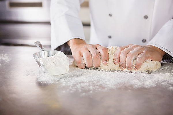 포토 JPG 해외이미지 직업 손 유니폼 실내 요리 한명 서기 사람 신체부위 주방 식당 요리사 신선 작업 직원 준비 날것 반죽 만들기 밀가루 밀가루반죽 제빵사 핸드메이드 해외202004 해외포토 1 옷 모션 내부 상점 가루 파일형식