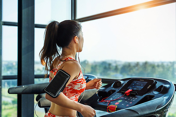 포토 JPG 해외이미지 백인 라이프스타일 여자 행복 스포츠 신체 실내 건강 한명 사람 성인 운동복 달리기 운동 힘 기계 장비 기차 몸무게 보디빌딩 날씬함 연습 클럽 체육관 근육질 런닝머신 해외202004 해외포토 서양인 1 옷 감정 육상교통 모션 근육 대중교통 내부 생활 운동기구 헬스 몸매 파일형식