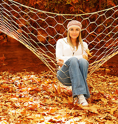 포토 JPG 해외이미지 백인 모델 모자 라이프스타일 계절 공원 여자 행복 얼굴 잎 자연 휴식 한명 미소 사람 성인 야외 청춘 금발 기쁨 가을 잡기 숲 그네 해먹 뒤뜰 성인여자한명만 해외202004 해외포토 서양인 식물 1 헤어스타일 잡화 공공시설 감정 컨셉 모션 표정 생활 신체부위 침대 생태계 여자한명만 성인여자만 파일형식