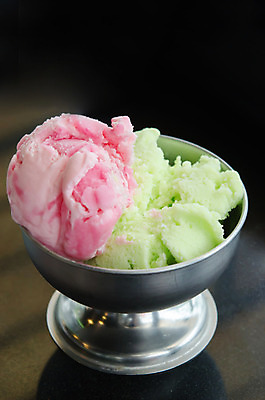 포토 JPG 해외이미지 음식 분홍색 딸기 아이스크림 디저트 사람없음 초록색 흰색 달콤 해외202004 해외포토 컬러 과일 맛 파일형식