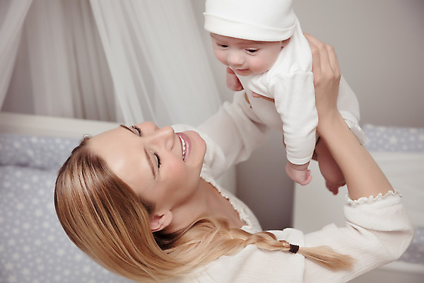 포토 JPG 해외이미지 전신 백인 라이프스타일 여자 행복 가족 놀이 엄마 실내 사랑 사람 상반신 성인 두명 옆모습 부모 기쁨 방 육아 아기 돌봄 들어올리기 해외202004 해외포토 서양인 감정 뷰포인트 관계 모션 내부 생활 파일형식