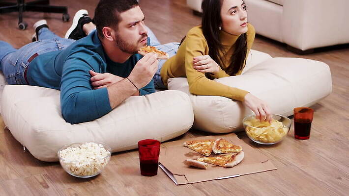 백인 라이프스타일 커플 여자 남자 결혼 2 가족 관계 베개 아파트 주택 피자 함께함 실내 사랑 미소 사람 앉기 성인 세명 소파 텔레비전 방 관찰 먹기 필름 손목시계 영화 팝콘 리빙 소다 4K MOV 해외동영상 클립영상 서양인 감정 시계 컨셉 의자 장신구 침구 모션 문화예술 패스트푸드 서양음식 표정 이벤트 내부 건물 생활 전자제품 동영상 파일형식