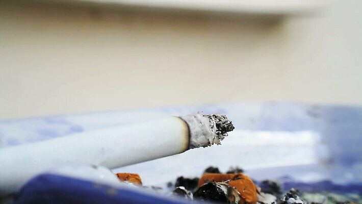 라이프스타일 손 백그라운드 흡연 담배 사람없음 흰색 연기 위험 재떨이 암 중독 그만 마약 재 MOV 해외동영상 클립영상 컬러 컨셉 생활 신체부위 질병 동영상 파일형식