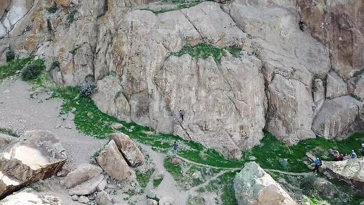 라이프스타일 남자 행복 밧줄 벽 스포츠 모션 자연 성공 산 기술 사람 취미 사람없음 야외 운동 힘 등산 하이킹 도전 정상 위험 결심 오르기 노력 암초 드론 산악가 카자흐스탄 자극 MP4 해외동영상 클립영상 감정 아시아 줄 컨셉 레저 건강 생활 트래킹 생태계 동영상 파일형식