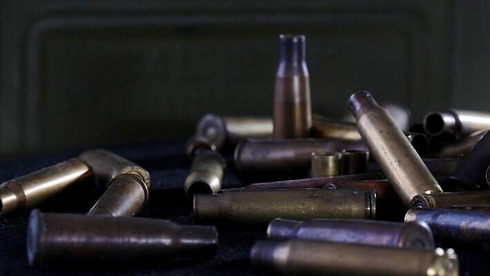 무기 백그라운드 공 안내 사람없음 금속 총 껍질 원형 폭력 그룹 위험 군용 전쟁 사냥 슛 육군 총알 놋쇠 총포 4K MP4 해외동영상 클립영상 도형 컨셉 재질 군대 사회이슈 동영상 파일형식