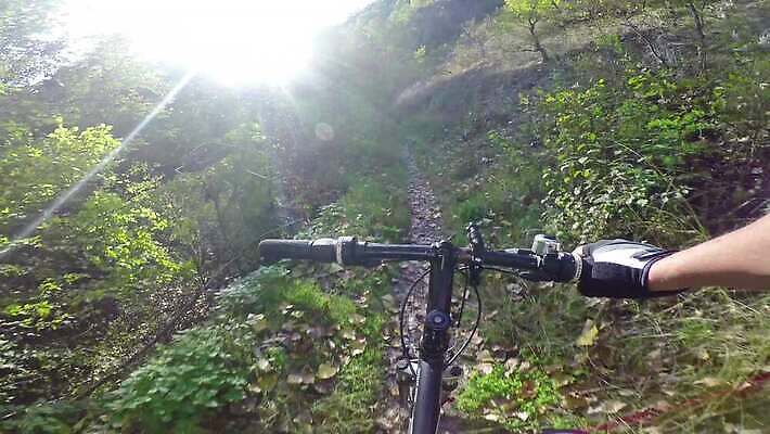 스포츠 포즈 자국 모션 자연 산 건강 사람 경사 사람없음 야외 운동 자전거 승차 소프트포커스 숲 속도 흥분 순환 사이클링 바이크레이서 바이킹 블러 1인칭시점 4K MP4 해외동영상 클립영상 시선 감정 촬영기법 바이크 육상스포츠 생태계 동영상 파일형식