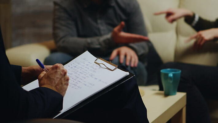 백인 직업 커플 여자 남자 지도 가족 관계 결혼식 남편 스트레스 대화 사람 앉기 성인 소파 사무실 모임 분노 아내 닫기 충돌 상담 문제 곤란 정신과의사 치료사 헬프 심리치료 4K MOV 해외동영상 클립영상 서양인 감정 결혼 의자 비즈니스 모션 말하기 치료 의사 도움 동영상 심리 파일형식
