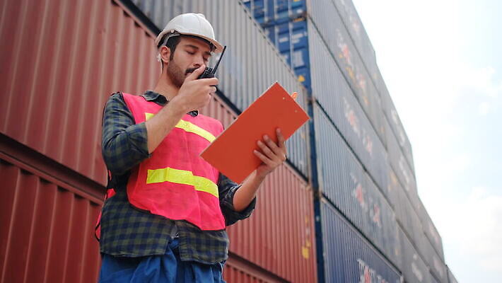 백인 직업 행복 산업 유니폼 비즈니스 공장 교통시설 노동자 한명 서기 미소 안전 사람 성인 야외 노트북 글로벌 항구 장비 화물 업무 엔지니어 닫기 컨테이너 스마트 창고 서비스 경영자 상업 부름 수납 포트 물류 경영 로딩 분배 터미널 4K MOV 해외동영상 클립영상 서양인 1 옷 감정 교통 컨셉 공업 모션 표정 전자제품 운송업 작업 기술자 시설 리더 동영상 파일형식