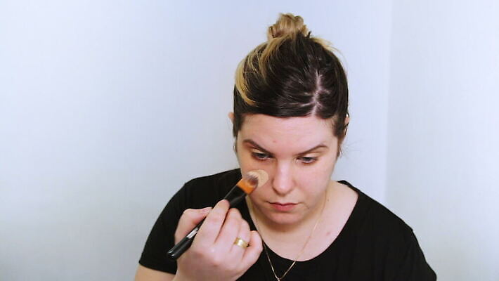 백인 모델 직업 응시 여자 얼굴 백그라운드 한명 사람 성인 뷰티 유행 카메라 화장품 거울 흰색 붓 화려 우아함 가루 눈썹 속눈썹 볼터치 피부 입술 마스카라 윤곽 예술가 아이섀도 내추럴 넣기 방법 아이라이너 연지 스타일 신청 MOV 해외동영상 클립영상 서양인 1 시선 컬러 컨셉 모션 신체부위 전자제품 화장 동영상 파일형식