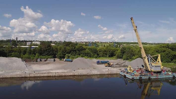 산업 교통시설 사람없음 물 강 항구 장비 화물 기중기 무역 함선 포트 무거움 터미널 4K MOV 해외동영상 클립영상 자연요소 교통 배_교통 운송업 중장비 무게 시설 동영상 파일형식