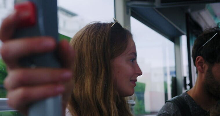 백인 여자 남자 딸 여행 가족 교통시설 버튼 엄마 남편 영국 야외 세명 부모 아내 아빠 닫기 밀기 서식스 4K MOV 해외동영상 클립영상 서양인 유럽 교통 관계 모션 사람 시설 동영상 파일형식