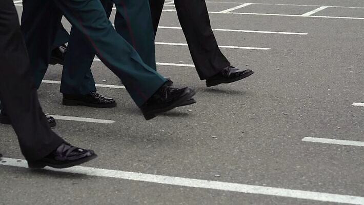 무기 선 유니폼 휴가 함께함 부츠 경비 이벤트 사람없음 축제 힘 총 벨트 축하 방어 변화 보호 군중 공격 5월 배열 군용 싸움 전쟁 정사각형 러시아 시스템 육군 변장 질서 병정 애국심 명령 오케스트라 러시아인 장교 줄서기 필승 해병대 반복 규칙적 MOV 해외동영상 클립영상 도형 서양인 잡화 옷 유럽 신발 컨셉 모션 군대 어류 안전 사람 예절 악단 우승 날짜 동영상 파일형식