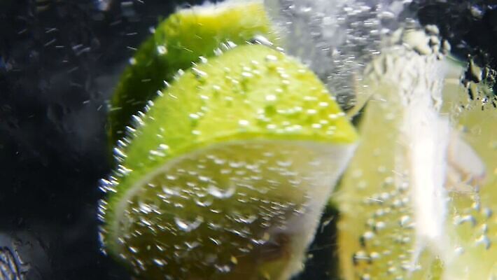 음료 컬러 조각 과일 유리 귤 건강 사람없음 초록색 물 빛 반짝임 냉동 얼음 검은색 주스 거품 추위 신선 칵테일 원형 투명 달콤 맛 떨어짐 레몬 레모네이드 향기 라임 내추럴 고립 고체 모히토 보드카 소다 토닉 MOV 해외동영상 클립영상 자연요소 도형 컨셉 모션 재질 주류 냄새 동영상 에이드 파일형식