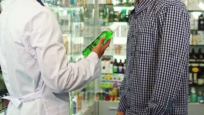 직업 남자 2 청진기 성공 악수 건강 대화 사람 성인 두명 알약 약 상점 듣기 고통 거래 환자 의사 가운 업무 약국 직원 주기 상담 조제 관심 마약 약사 인원 화학약품 4K MOV 해외동영상 클립영상 옷 감정 컨셉 의학 의료기기 모션 말하기 손짓 의료진 작업 화학 만들기 동영상 물질 파일형식