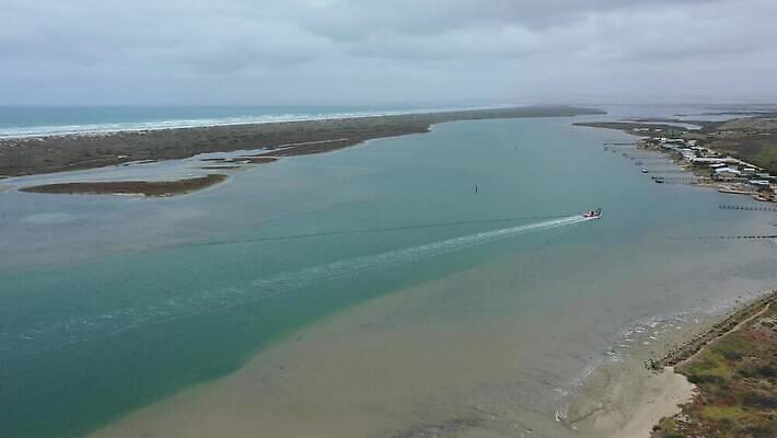 나무 구름 모래 파도 바다 섬 잎 자연 하늘 안테나 풍경 사람없음 야외 초록색 물 파란색 강 갈색 환경 회색 흰색 보트 콘센트 호주 전기에너지 땅 포트 동영상 드론 주입구 해일 4K MP4 해외동영상 클립영상 자연요소 식물 컬러 배_교통 통신 에너지 오세아니아 자연재해 생태계 파일형식