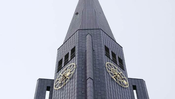 외관 유럽 종교 얼굴 시계 여행 건축양식 창문 하늘 벽돌 독일 사람없음 야외 건물 파란색 교회 여행객 탑 흰색 도시 센터 역사 정상 큼 북쪽 타운 첨탑 천연기념물 랜드마크 옛날 함부르크 4K MOV 해외동영상 클립영상 건축물 건축 나라 컬러 종교건축 사람 신체부위 크기 방향 동영상 파일형식