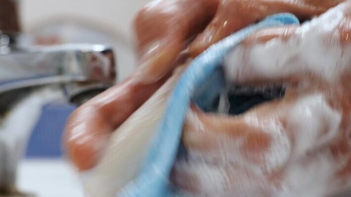 남자 가정 관리 가면 마스크 안전 사람없음 물 경제 파란색 욕실 바이러스 닫기 보호 씻기 빨래 가격 가난 비누 불행 문제 위기 위생관리 살균 코로나바이러스 필요 결석 4K MOV 해외동영상 클립영상 자연요소 컬러 컨셉 가사 모션 사람 위생용품 청결 동영상 파일형식