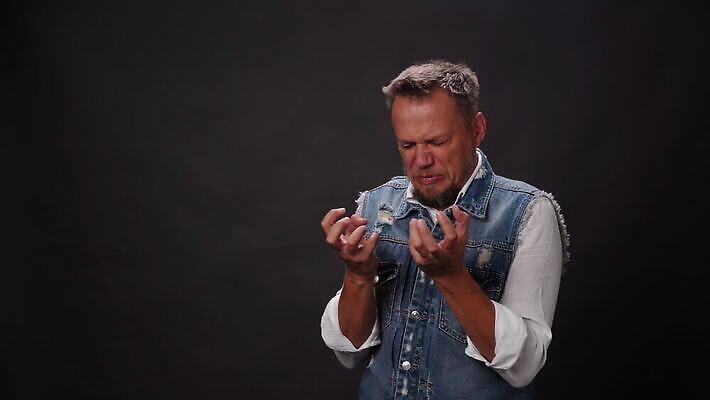 백인 남자 감정 얼굴 백그라운드 비즈니스 스트레스 실내 한명 사람 성인 스마트폰 검은색 외침 분노 표현 업무 비즈니스맨 좌절 충돌 불안 문제 고립 공격적 비명 위기 혼자 4K MOV 해외동영상 클립영상 서양인 1 컬러 컨셉 내부 신체부위 핸드폰 스마트기기 소리 작업 직장인 동영상 파일형식