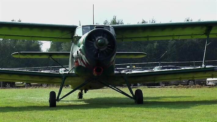 비행기 사람없음 초록색 축제 수확 공항 항공 군용 프로펠러 활주로 이륙 엔진 에어쇼 대패 방사형 옛날 우크라이나 전설 유도로 MP4 해외동영상 클립영상 유럽 길 컬러 농업 항공교통 교통시설 대중교통 군대 쇼 동영상 파일형식