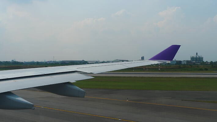 아시아 여행 비즈니스 교통시설 태국 하늘 휴가 비행기 동양인 사람없음 공항 항공 출발 방콕 상업 택시 제트기 승객 엔진 대패 착륙 항공사 4K 지상주행 MOV 해외동영상 클립영상 나라 산업 교통 컨셉 항공교통 승용차 자동차 대중교통 인종 시설 동영상 파일형식