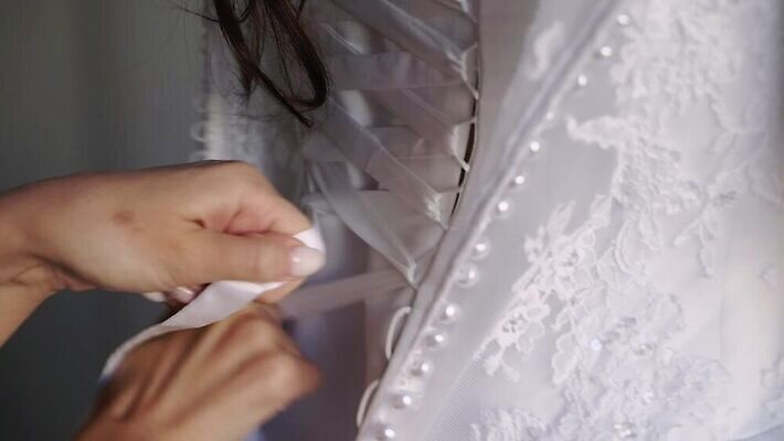 백인 손 드레스 옷 여자 딸 리본 결혼 신혼부부 결혼식 기념 이벤트 성인 뷰티 유행 귀여움 낭만 흰색 축하 가운 고급 우아함 닫기 묘사 들러리 착용 코르셋 헬프 스타일 놓기 MOV 해외동영상 클립영상 서양인 부부 컬러 컨셉 가족 모션 사람 신체부위 도움 신혼 동영상 하객 파일형식