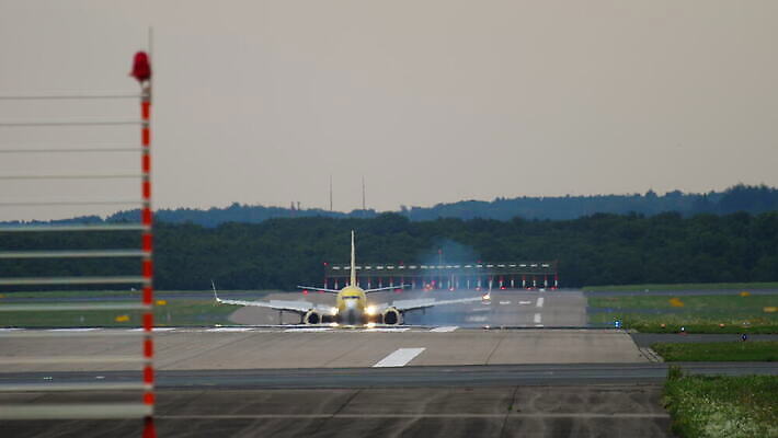 교통시설 하늘 비행기 사람없음 달리기 노란색 공항 브레이크 도착 항공 시작 출발 상업 제트기 승객 엔진 대패 항공사 4K 지상주행 MOV 해외동영상 클립영상 산업 컬러 교통 컨셉 항공교통 모션 대중교통 시설 동영상 파일형식