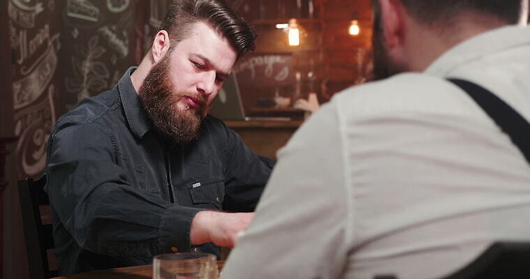 라이프스타일 영어 남자 음료 스포츠 컨셉 통신 유리 놀이 탁자 수염 함께함 실내 대화 미소 사람 앉기 사람없음 친구 우정 게임 알코올 바 체스 건배 아일랜드 히스패닉 버번 위스키 이발사 힙스터 4K MOV 해외동영상 클립영상 문자 패션 유럽 가구 관계 모션 재질 주류 표정 말하기 내부 생활 동영상 파일형식