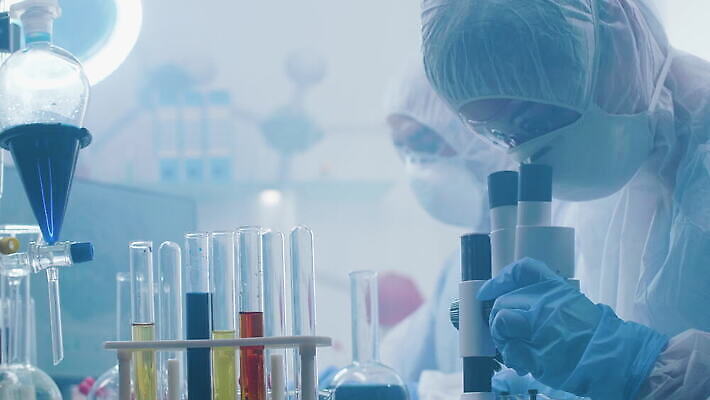 직업 산업 과학 2 노동자 현미경 실험 작업복 안전 컴퓨터 약 장비 안개 업무 실험실 바이러스 연기 제조 연구원 과학자 시설 생물학 전자 감염 공학 해결 조제 개발 돌봄 살균 4K MOV 해외동영상 클립영상 옷 교육 의학 모션 날씨 실험기구 전자제품 작업 만들기 동영상 학자 파일형식