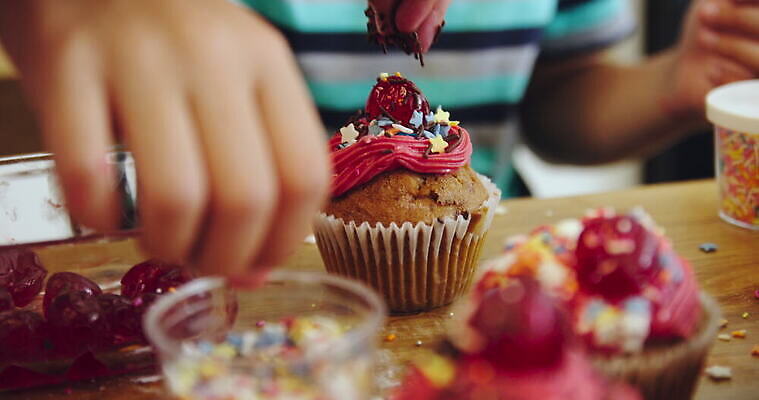 손 여자 남자 딸 아들 초등학생 어린이 음식 중년 가족 아프리카 유제품 함께함 실내 소녀 소년 두명 장식 세명 부모 컬러풀 항아리 아빠 달콤 크림 머핀 토핑 언니 남동생 남아프리카 음식준비 케이프타운 4K 틸트업 MOV 해외동영상 클립영상 학생 나라 빵 컬러 컨셉 관계 촬영기법 사람 성인 내부 신체부위 도자기 맛 준비 자매 동생 동영상 남아프리카공화국 파일형식