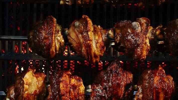 전통 유럽 음식 부분 모션 불 뼈 육류 돼지고기 요리 사람없음 옆모습 식사 뜨거움 꼬치 황금 닫기 오븐 그릴 굽기 먹기 준비 회전 각도 잭 느림 다육식물 방법 신발장 줄서기 해로움 많음 바이에른사람 MOV 해외동영상 클립영상 자연요소 식물 나라 뷰포인트 컨셉 식재료 주방용품 가전제품 구이 동영상 파일형식