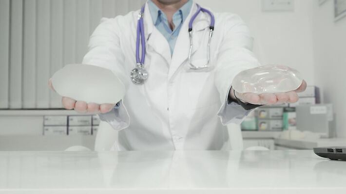 직업 라이프스타일 여자 유니폼 신체 병원 한명 사람 치료 뷰티 약 건강관리 화장품 의사 수술 플라스틱 가슴 미용사 유방암 외과 순서 궤 돌봄 실리콘 업그레이드 4K MOV 해외동영상 클립영상 1 옷 의학 모션 재질 건강 관리 생활 신체부위 의료진 암 동영상 파일형식