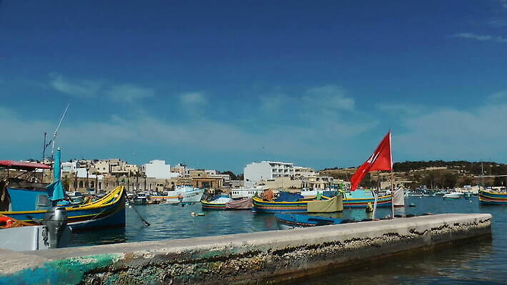 전통 유럽 바다 컬러 섬 여행 교통시설 하늘 낚시 휴가 항해 풍경 사람없음 물 여름 파란색 컬러풀 마을 항구 도시 만 보트 시장 지중해 낚시꾼 방문 포트 타운 몰타섬 옛날 MOV 해외동영상 클립영상 자연요소 계절 나라 교통 배_교통 레저 시설 몰타 동영상 파일형식