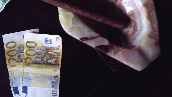 직업 손 종이 백그라운드 지폐 돈 비즈니스 성공 사람 정장 사람없음 금융 사무실 검은색 어둠 거래 저축 유로 잡기 악단 비즈니스맨 시장 재산 고급 구매 책상 주기 투자 만들기 결제 딜러 계산서 단검 월급 빚 마피아 부정부패 세금 카운트 4K MP4 해외동영상 클립영상 옷 남자 무기 음악 컬러 가구 컨셉 모션 신체부위 경제 쇼핑 직장인 검 동영상 파일형식