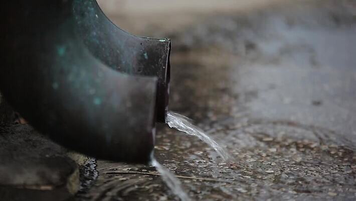 외관 도로 벽 백그라운드 건축양식 자연 지붕 날씨 거리 주택 사람없음 야외 건물 물 강 환경 금속 봄 젖음 흐름 도시 액체 개울 보행로 붓기 떨어짐 보호 홍수 묘사 폭풍 빗물 배수구 철강 하수 4K MOV 해외동영상 클립영상 자연요소 건축물 계절 건축 길 컨셉 교통시설 모션 재질 비_날씨 자연재해 생태계 동영상 파일형식