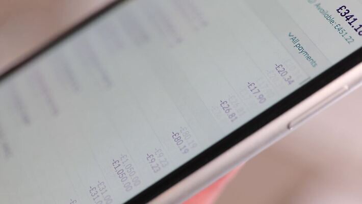 손 돈 인터넷 가족 놀이 모바일 사람없음 금융 스마트폰 핸드폰 사무실 디지털 스크린 터치 정보 잡기 업무 네트워크 이메일 어플리케이션 두루마리 책상 그림 온라인 계좌 단절 아이폰 터치스크린 목차 4K MOV 해외동영상 클립영상 가구 비즈니스 관계 모션 신체부위 경제 전자제품 스마트기기 작업 재산 동영상 파일형식