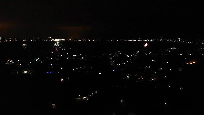 디자인 기념일 행복 백그라운드 크리스마스 하늘 불 추상 휴가 새로움 기념 폭죽 불꽃놀이 이벤트 사람없음 빛 컬러풀 파티 여행객 축제 기쁨 로켓 축하 생일 황금 야간 폭발 보케 쇼 파열 고립 광 비극 진짜 효과 4K MOV 해외동영상 클립영상 자연요소 감정 컬러 컨셉 무늬 놀이 사람 동영상 파일형식