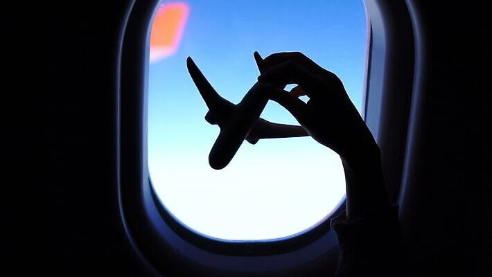 모델 손 실루엣 산업 여행 컨셉 날개 회사 비즈니스 창문 교통시설 하늘 성공 휴가 비행기 아이디어 항해 정장 장난감 여행객 검은색 미니어처 화물 흰색 공항 작음 심볼 항공 상업 제트기 승객 스카이라인 대패 대리인 MOV 해외동영상 클립영상 옷 컬러 교통 배_교통 항공교통 대중교통 촬영기법 사람 신체부위 모형 운송업 크기 시설 동영상 파일형식